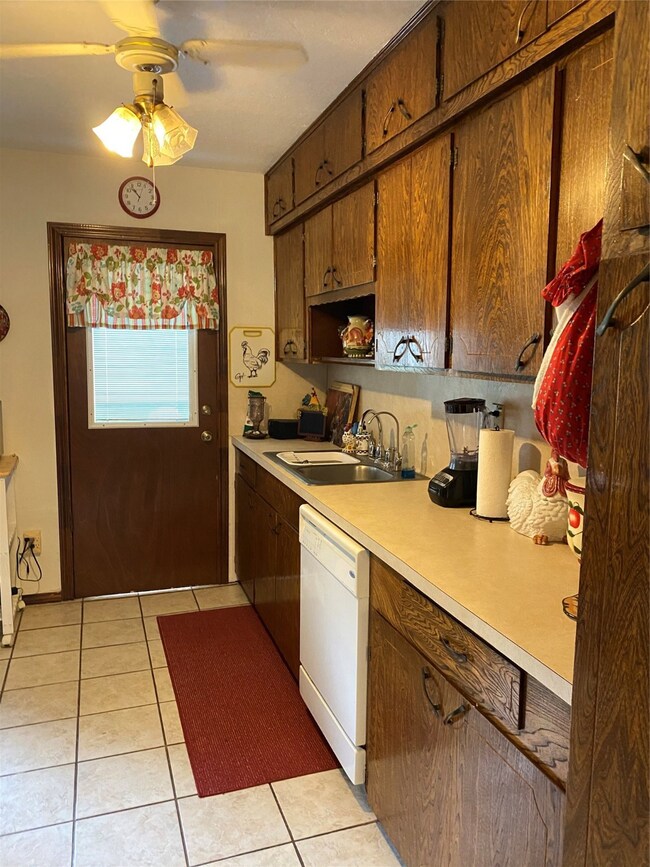 717 Dezso Dr, Alvin, TX 77511 - photo 4