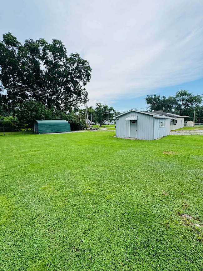 812 Stewart St, Carmi, IL 62821 - photo 3