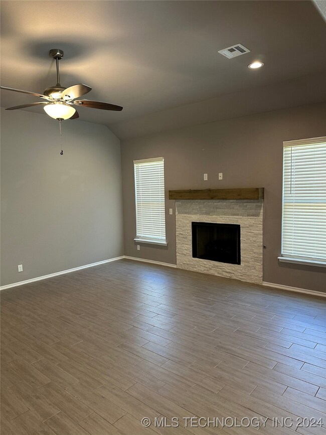 7215 S Walnut Cir, Broken Arrow, OK 74011 - photo 2