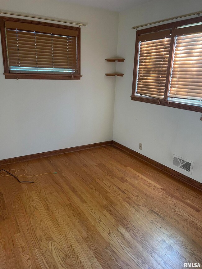 1527 14th St, Bettendorf, IA 52722 - photo 4