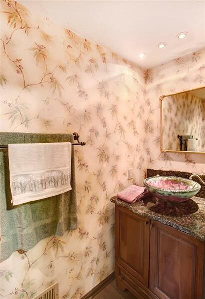 Gorgeous oriental motif surrounds this exotic powd
