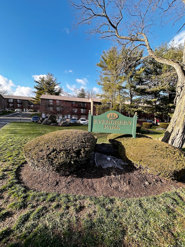 322 Knapps Hwy, Fairfield, CT 06825 - photo 2