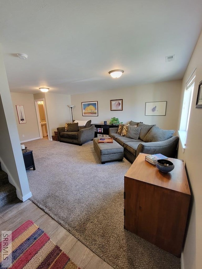 Large Bright & Clean Living Room
