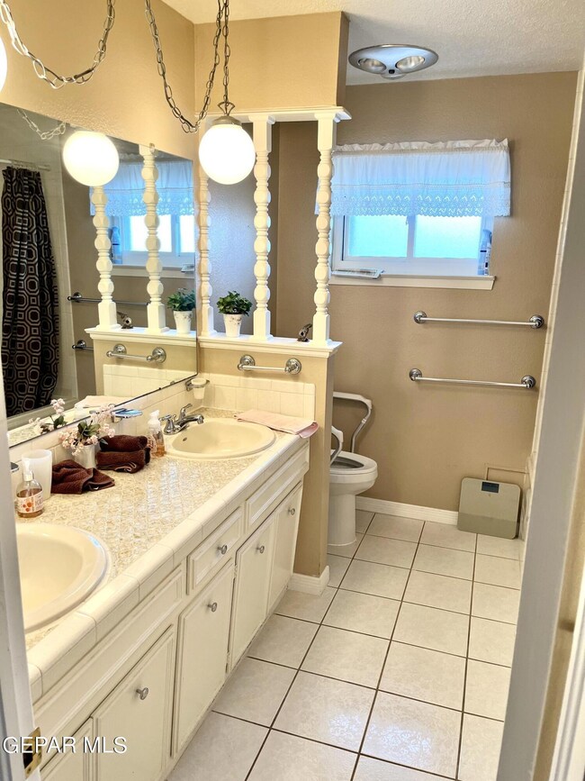 10841 Vista Alegre Dr, El Paso, TX 79935 - photo 2