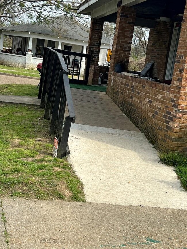 720 Mattingly St, Vicksburg, MS 39180 - photo 4