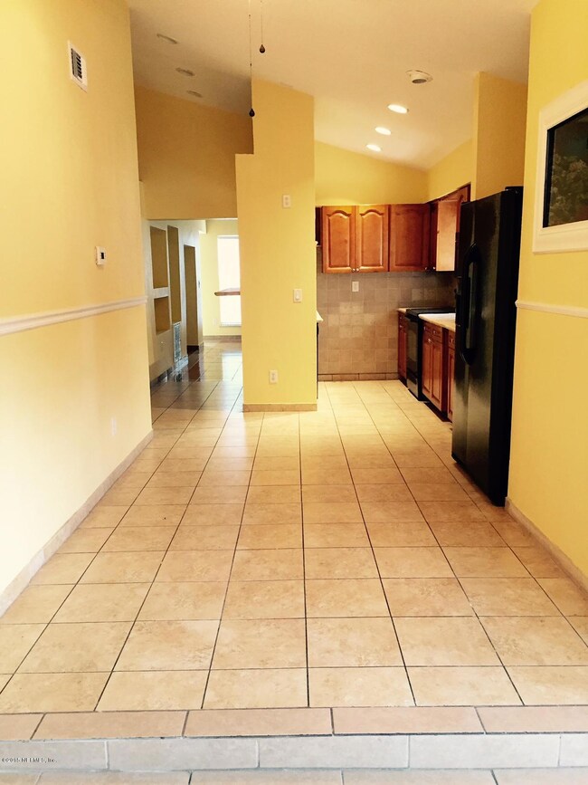 Dining to kitchen