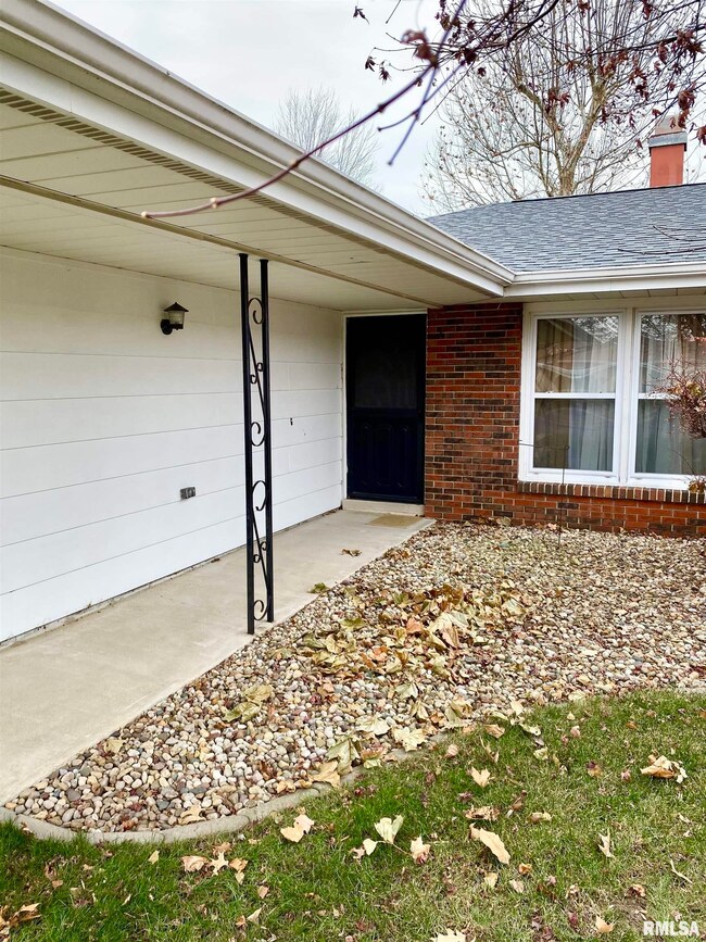 7B Eisenhower Dr, Jacksonville, IL 62650 - photo 2