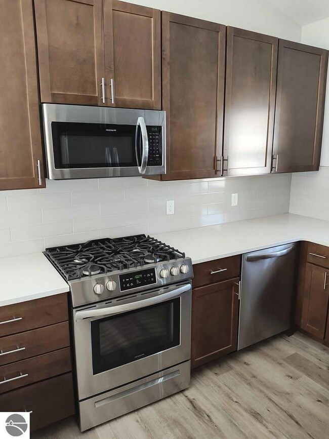 1542 Simsbury St, Traverse City, MI 49686 - photo 7