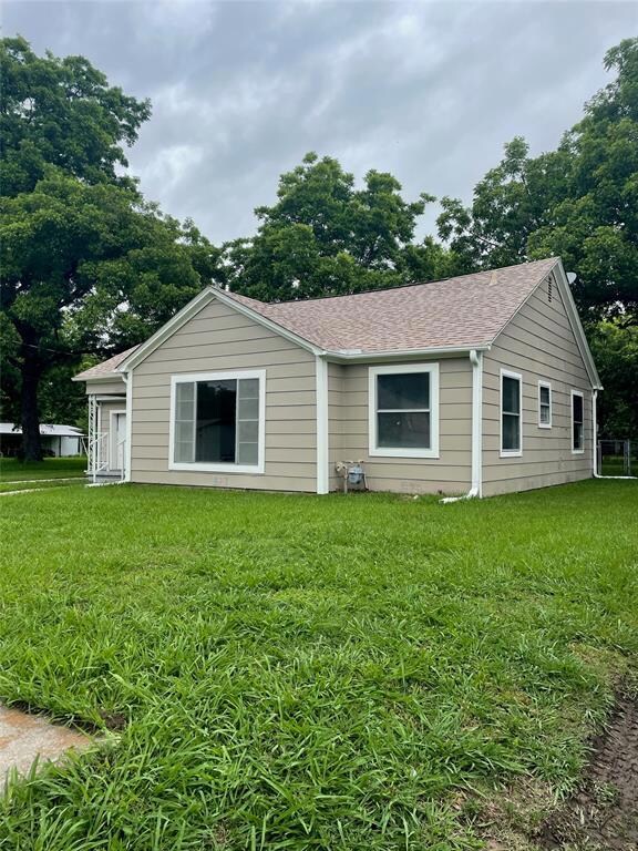 1423 Olive St, Gainesville, TX 76240 - photo 3