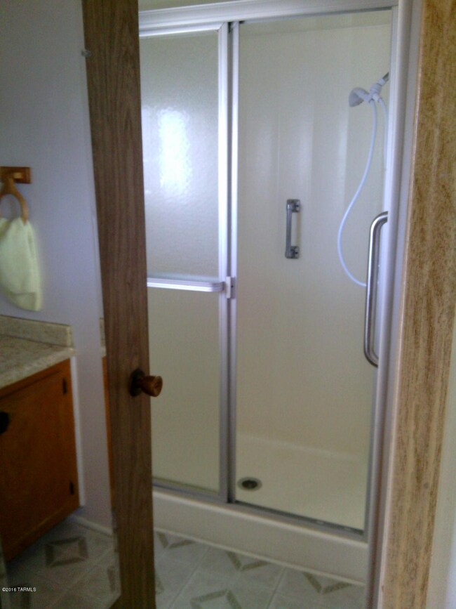Tub with glass shower doors!