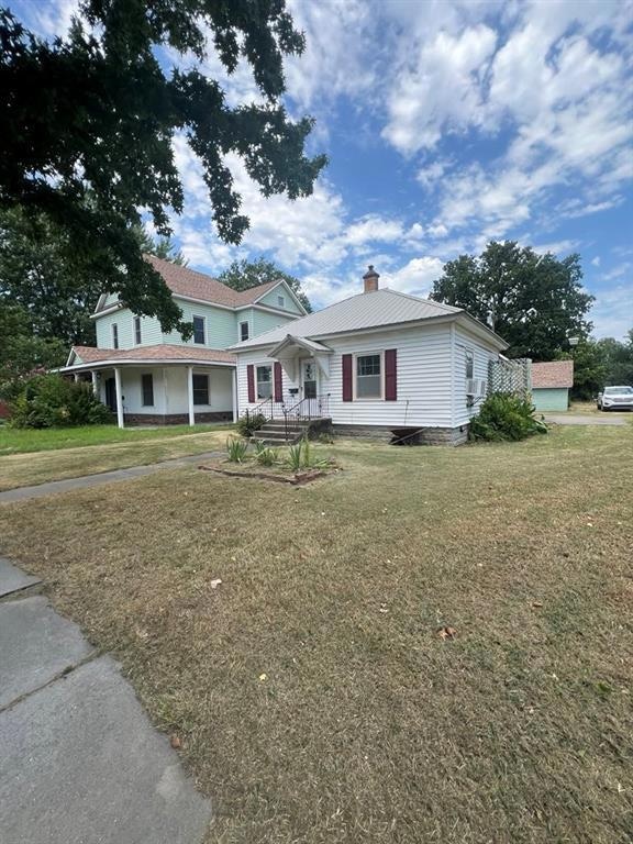 321 W Maple St, Columbus, KS 66725 - photo 2