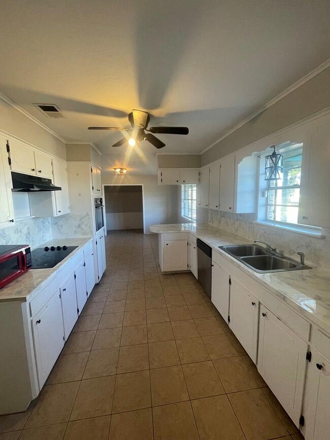 1207 SW Stallings Dr, Nacogdoches, TX 75964 - photo 4