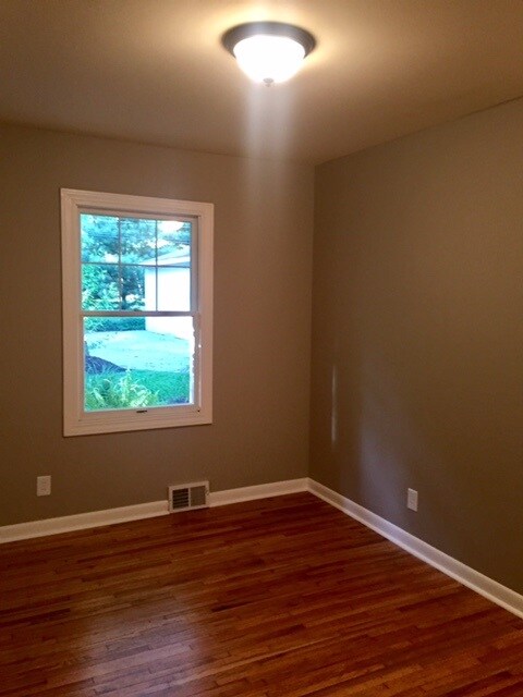 middle bedroom has area for desk