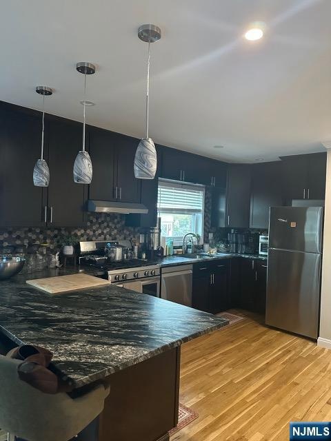 Kitchen and Breakfast Bar