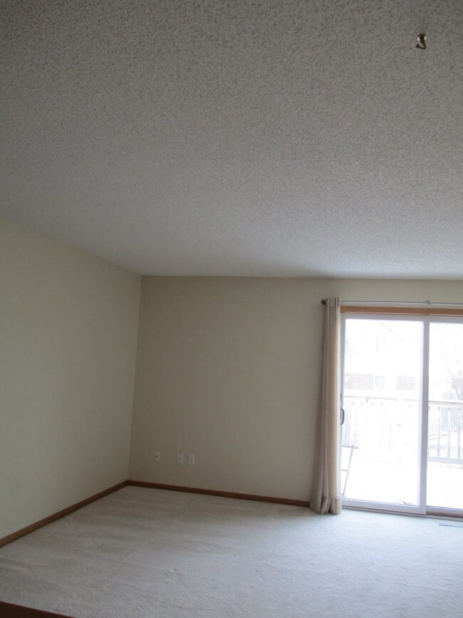 871 Kirkwood Dr, Grand Forks, ND 58201 - photo 3