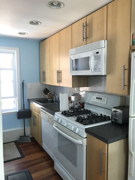 146 Spruce St unit 3, Watertown, MA 02472 - photo 2