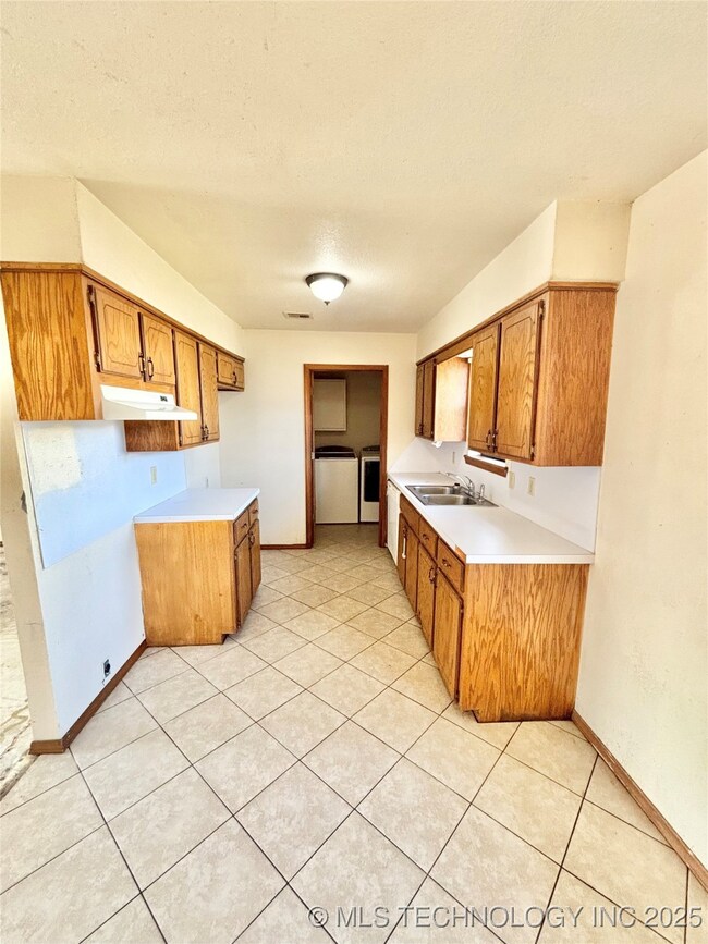 1103 E Kaniatobe Ln, Stigler, OK 74462 - photo 5