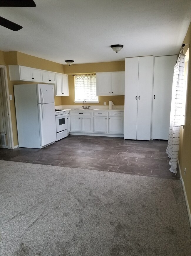 2136 Pearland Ave, Pearland, TX 77581 - photo 3