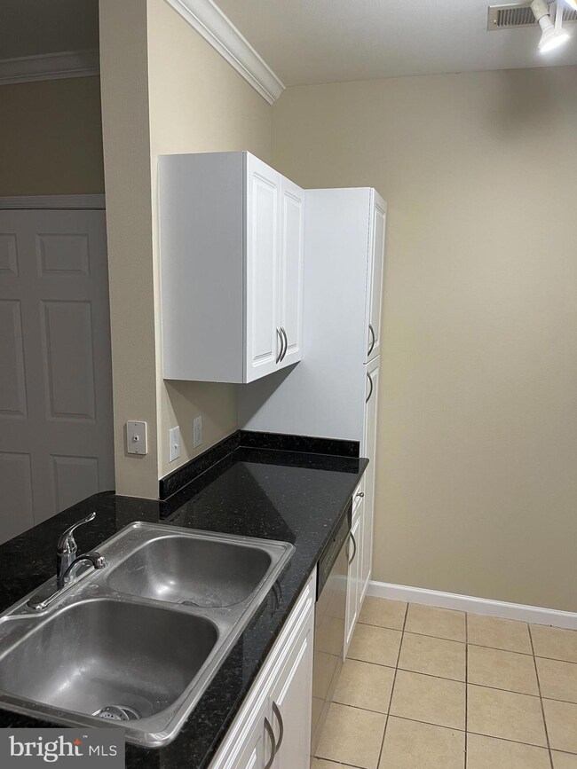 12925 Centre Park Cir unit 205, Herndon, VA 20171 - photo 4