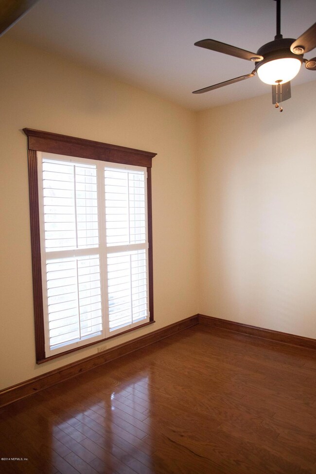 LR W/RICH Hardwood floors & woodwork
