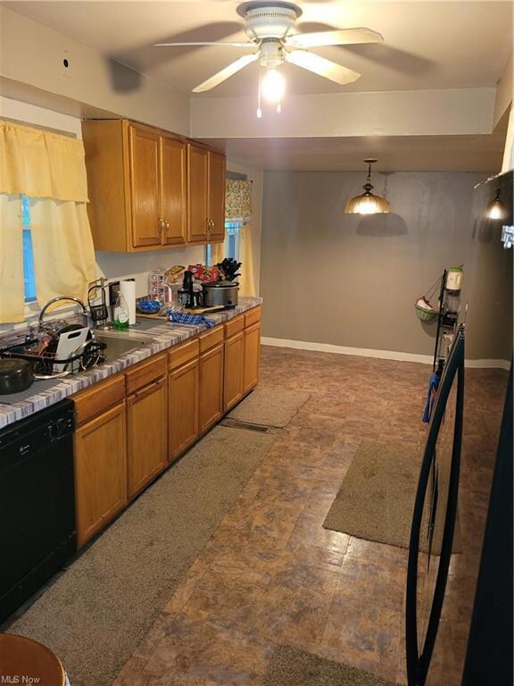 Large eat in kitchen w/ apppliances