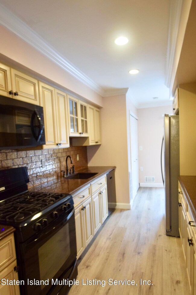 25 Charleston Ave unit 109, Staten Island, NY 10309 - photo 4