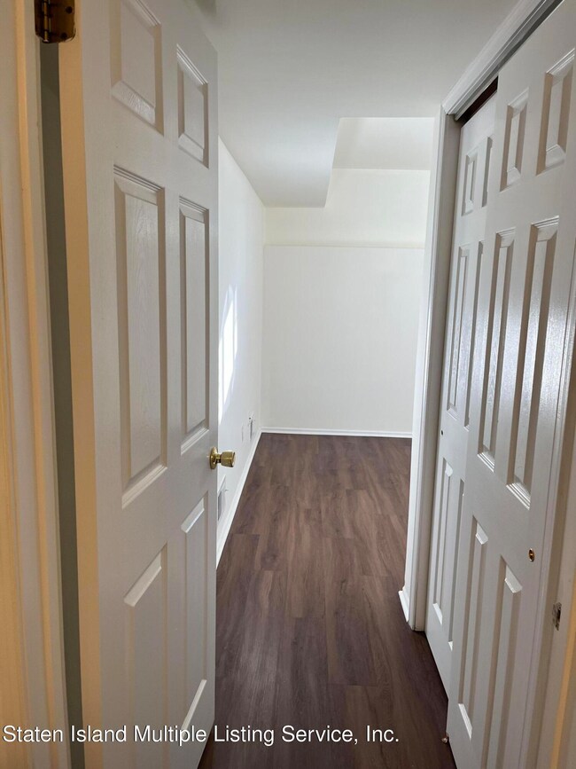 24 Pebble Ln unit 2, Staten Island, NY 10305 - photo 6