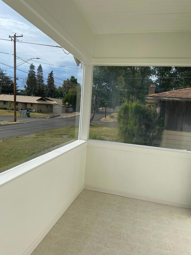 1825 Siskiyou St, Klamath Falls, OR 97601 - photo 2