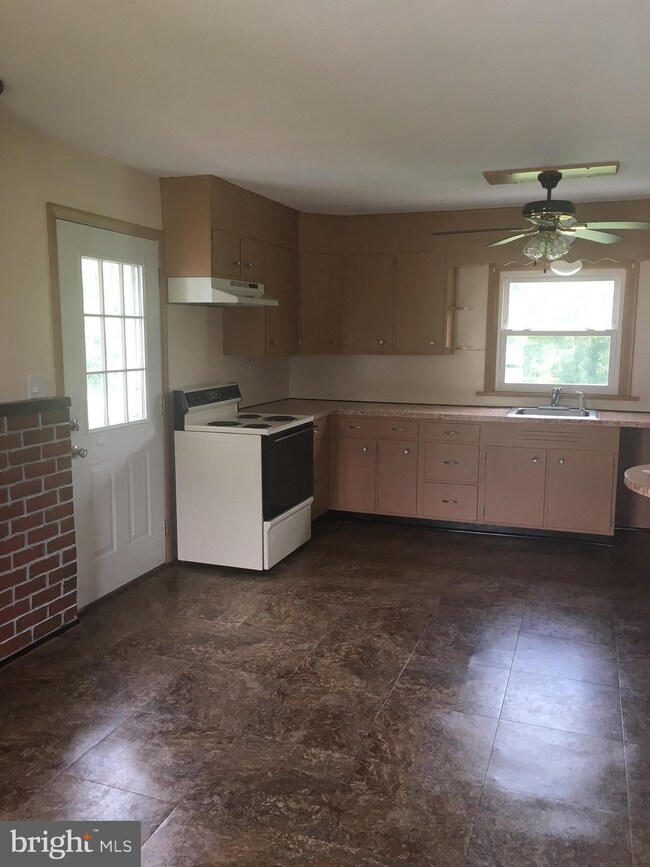 1201 Pottsville Pike, Shoemakersville, PA 19555 - photo 5