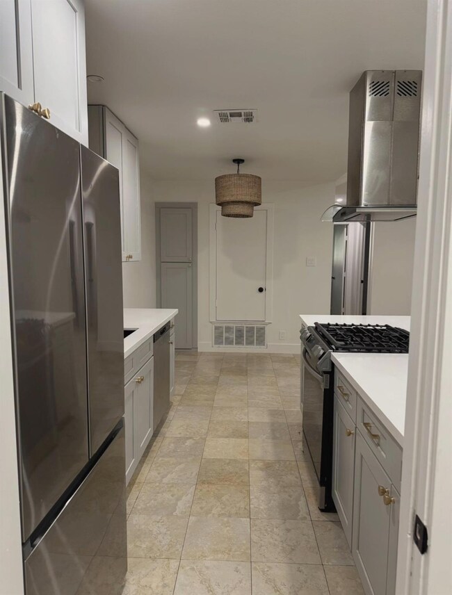 Kitchen with appliances with stainless steel fini
