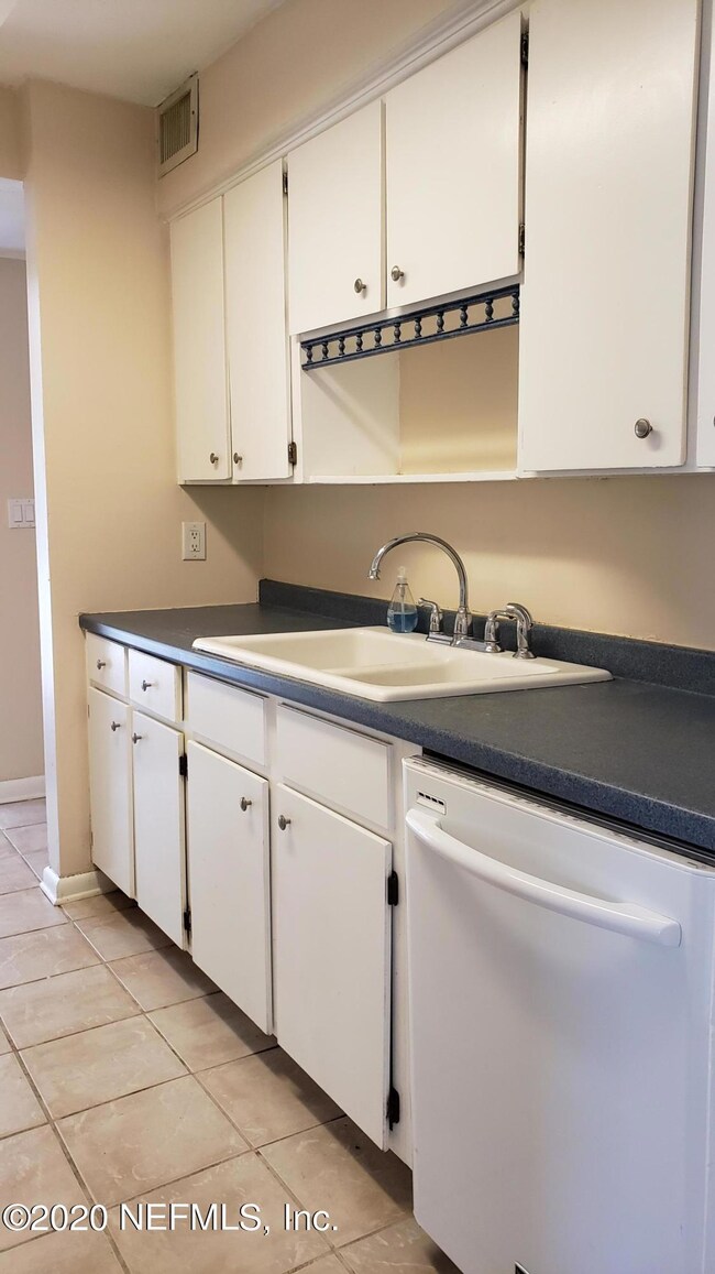 1402 Eola Ct, Jacksonville, FL 32205 - photo 7