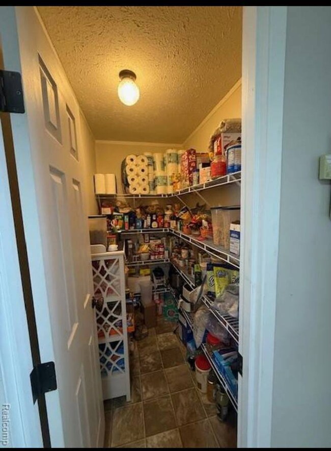 17115 Scarborough Dr unit 562, Macomb, MI 48044 - photo 7