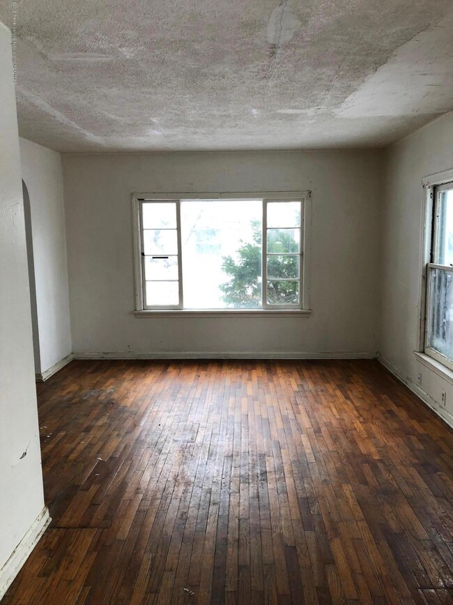 1115 Kingsley Ct, Lansing, MI 48915 - photo 4