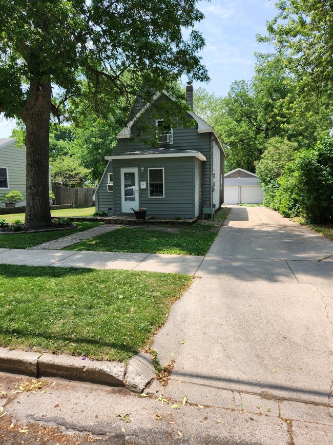 802 Lincoln Ave, Albert Lea, MN 56007 - photo 2