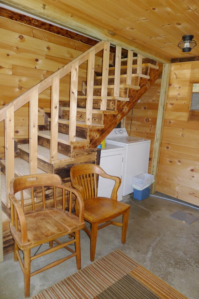 Entry - washer/dryer stay