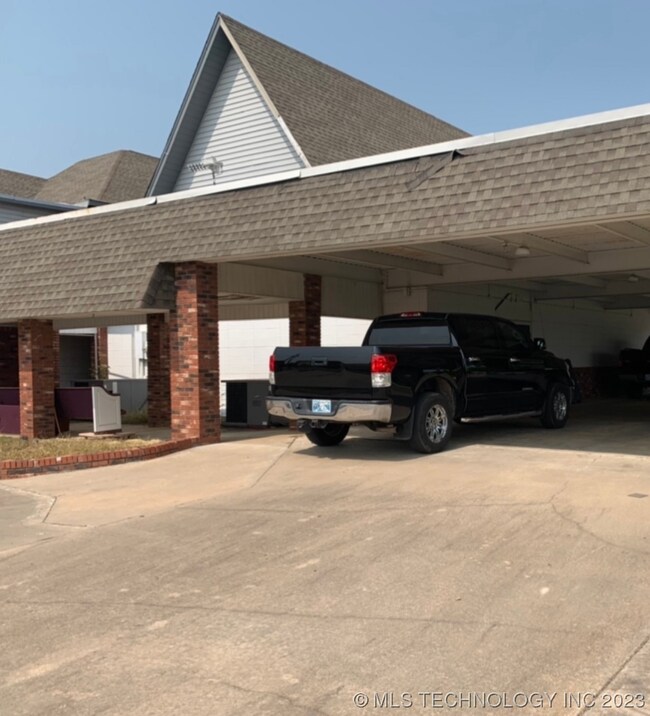 411 W Division St, Henryetta, OK 74437 - photo 4