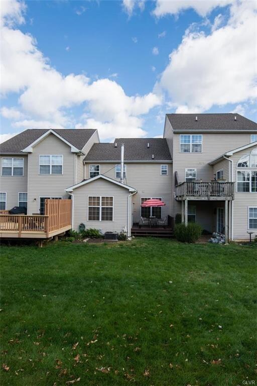 5587 Spring Ridge Dr W, Macungie, PA 18062 - photo 2