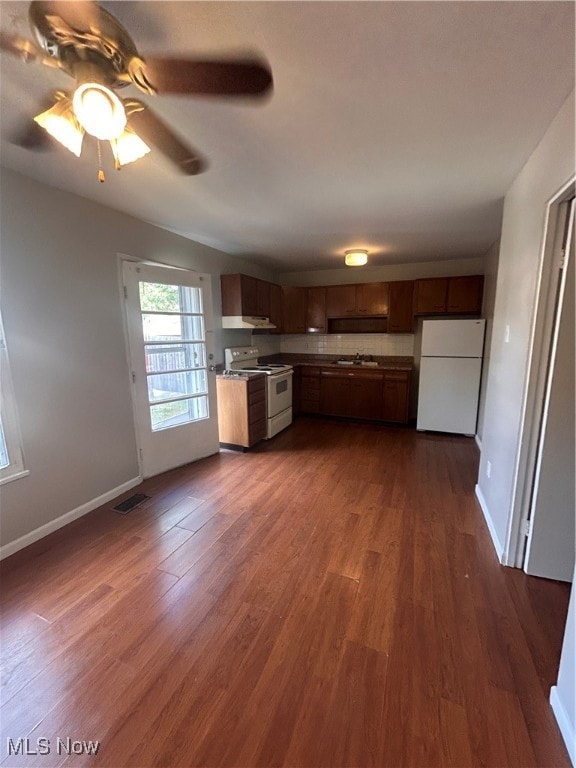 Kitchen with fridge, dark wood finished floors, electric range, a ceiling fan, and range hood