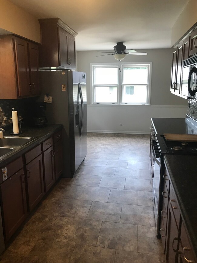 1040 Hemlock Ln, Naperville, IL 60540 - photo 5