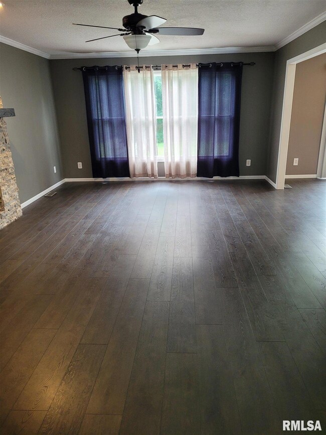 3219 Fieldcrest Dr, Davenport, IA 52806 - photo 6