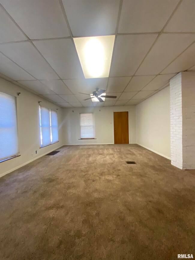 1105 W Ogara St, Harrisburg, IL 62946 - photo 5