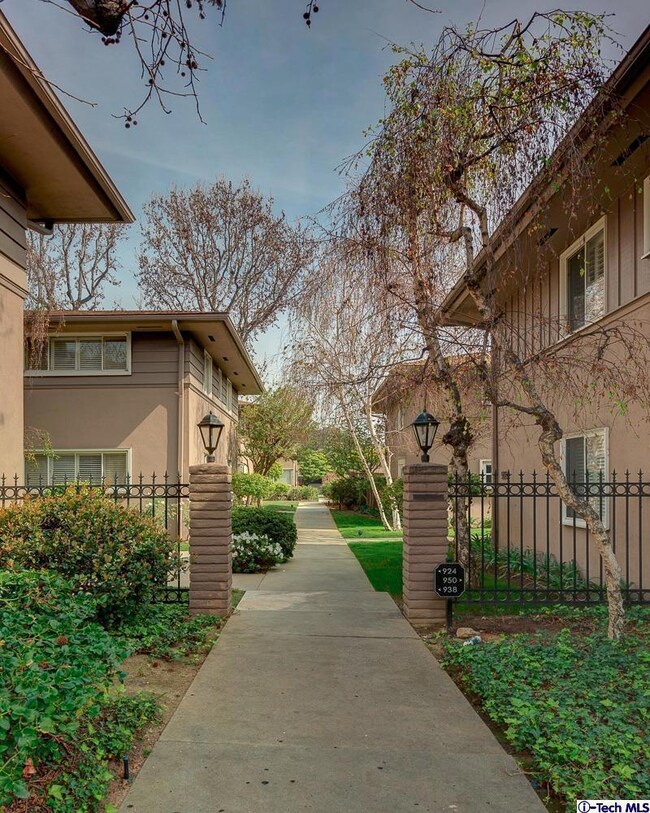 950 S Orange Grove Blvd unit B, Pasadena, CA 91105 - photo 2