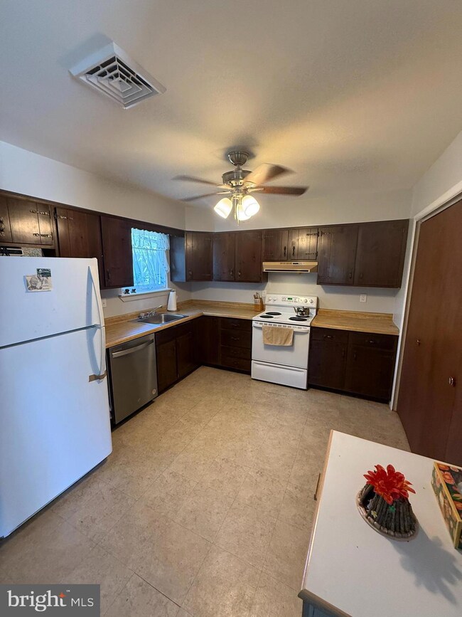 166 Elmtowne Blvd, Hammonton, NJ 08037 - photo 4