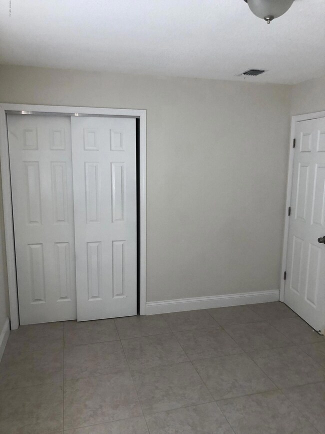 7712 Lazeau Dr, Jacksonville, FL 32211 - photo 4