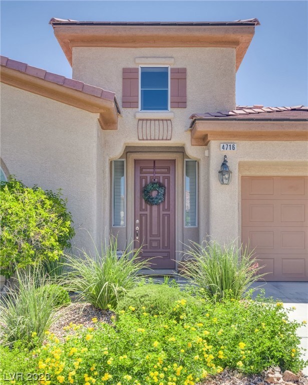ELEGANT ENTRYWAY