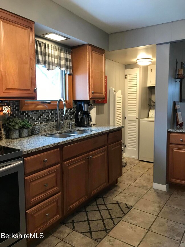 Kitchen w/ walk in pantry