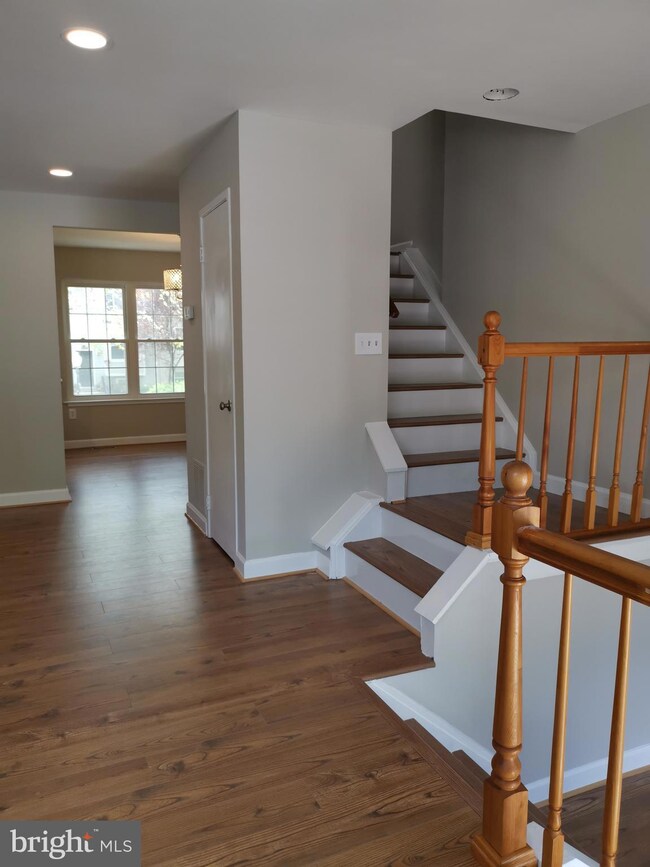 2322 Hunters Square Ct, Reston, VA 20191 - photo 5