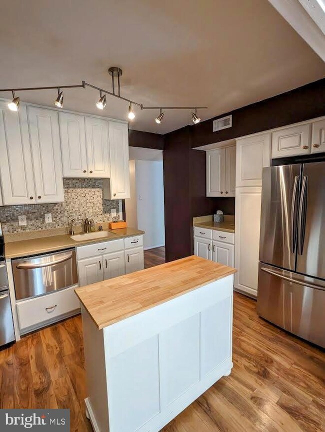 1621 Parkcrest Cir unit 101, Reston, VA 20190 - photo 6