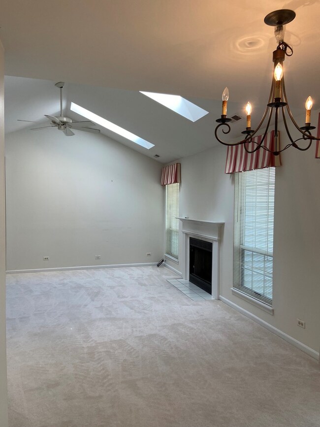 138 Pembroke Cir unit 8BS, Lake Bluff, IL 60044 - photo 3