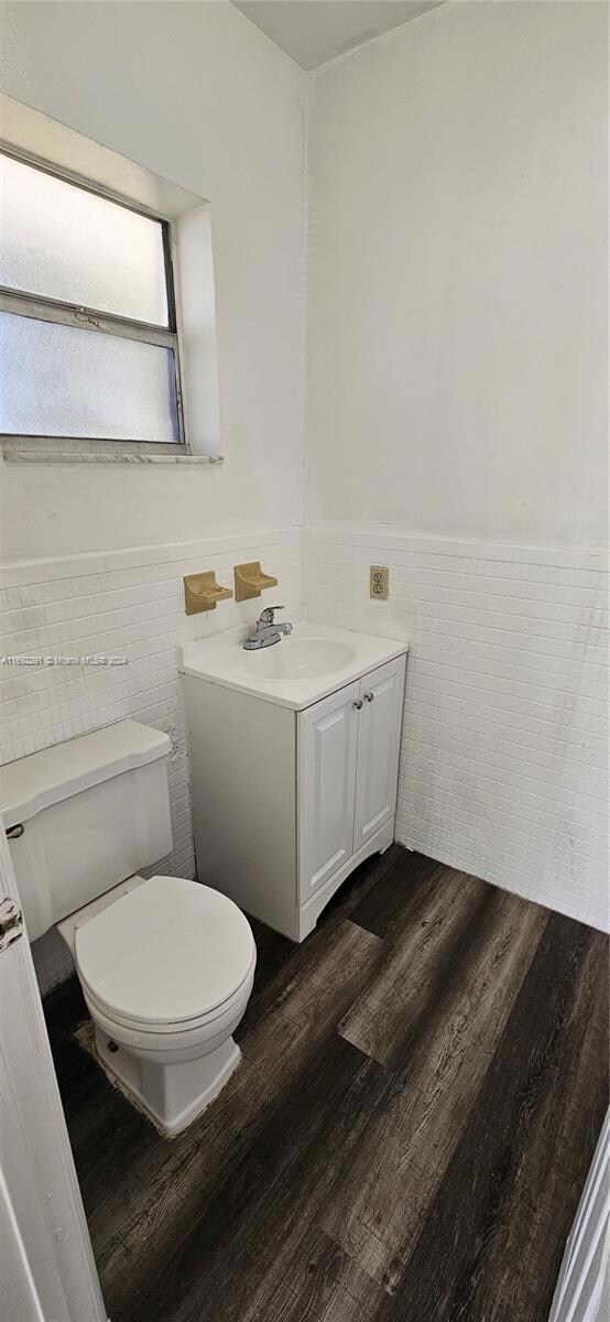 502 Phippen Waiters Rd unit 4, Dania, FL 33004 - photo 3